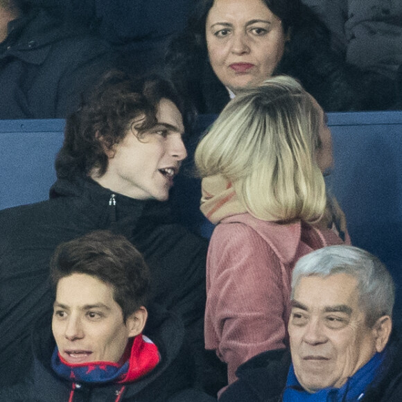 Timothée Chalamet, Florence Pugh dans les tribunes lors du match de Champions League "PSG - Galatasaray (5-0)" au Parc des Princes à Paris, le 11 décembre 2019. © Cyril Moreau/Bestimage