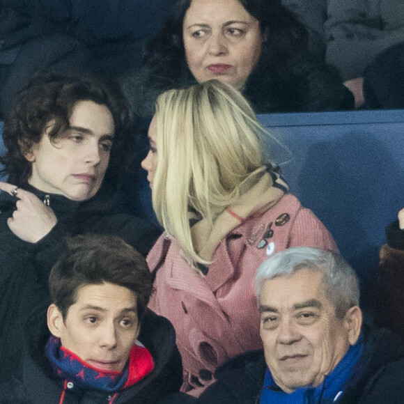 Timothée Chalamet, Florence Pugh dans les tribunes lors du match de Champions League "PSG - Galatasaray (5-0)" au Parc des Princes à Paris, le 11 décembre 2019. © Cyril Moreau/Bestimage