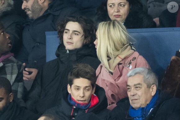 Stéphane Bak, Timothée Chalamet, Florence Pugh dans les tribunes lors du match de Champions League "PSG - Galatasaray (5-0)" au Parc des Princes à Paris, le 11 décembre 2019. © Cyril Moreau/Bestimage