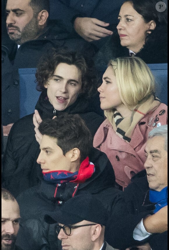 Timothée Chalamet, Florence Pugh dans les tribunes lors du match de Champions League "PSG - Galatasaray (5-0)" au Parc des Princes à Paris, le 11 décembre 2019. © Cyril Moreau/Bestimage