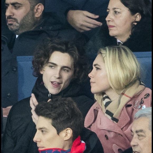 Timothée Chalamet, Florence Pugh dans les tribunes lors du match de Champions League "PSG - Galatasaray (5-0)" au Parc des Princes à Paris, le 11 décembre 2019. © Cyril Moreau/Bestimage