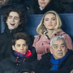 Timothée Chalamet, Florence Pugh dans les tribunes lors du match de Champions League "PSG - Galatasaray (5-0)" au Parc des Princes à Paris, le 11 décembre 2019. © Cyril Moreau/Bestimage