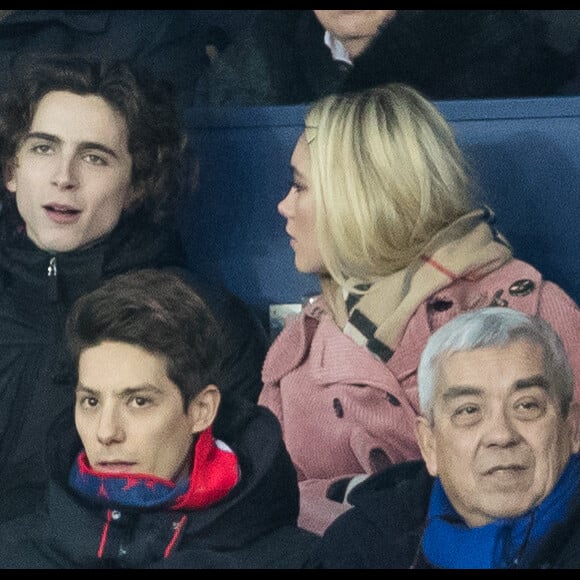 Timothée Chalamet, Florence Pugh dans les tribunes lors du match de Champions League "PSG - Galatasaray (5-0)" au Parc des Princes à Paris, le 11 décembre 2019. © Cyril Moreau/Bestimage