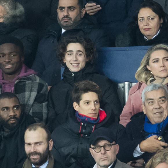 Stéphane Bak, Timothée Chalamet, Florence Pugh dans les tribunes lors du match de Champions League "PSG - Galatasaray (5-0)" au Parc des Princes à Paris, le 11 décembre 2019. © Cyril Moreau/Bestimage