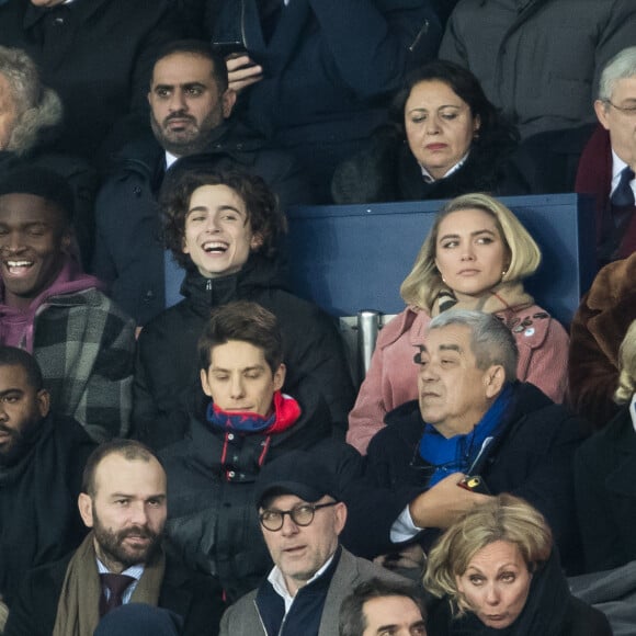 Stéphane Bak, Timothée Chalamet, Florence Pugh, Saoirse Ronan dans les tribunes lors du match de Champions League "PSG - Galatasaray (5-0)" au Parc des Princes à Paris, le 11 décembre 2019. © Cyril Moreau/Bestimage