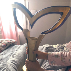Willow, la fille de Laurence Boccolini, tient le trophée de sa mère, qui a gagné Mask Singer, le 13 décembre 2019.