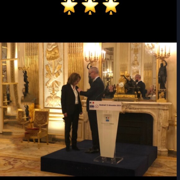 Nathalie Baye reçoit la Légion d'honneur face à sa fille Laura Smet, le 13 décembre 2019.