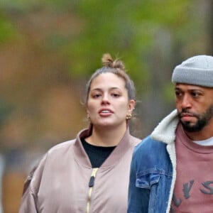 Exclusif - Ashley Graham (enceinte) et son mari Justin Ervin se promènent dans les rues de New York le 23 Novembre 2019