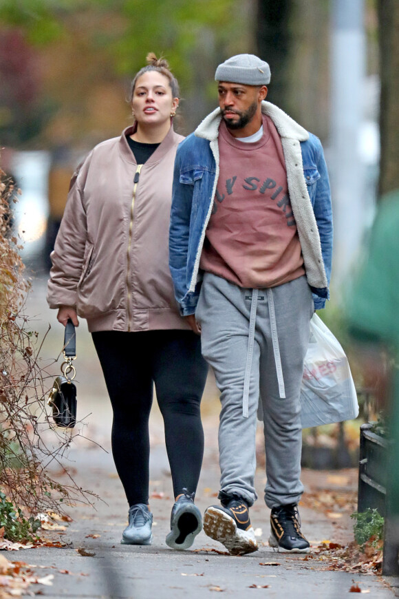 Exclusif - Ashley Graham (enceinte) et son mari Justin Ervin se promènent dans les rues de New York le 23 Novembre 2019