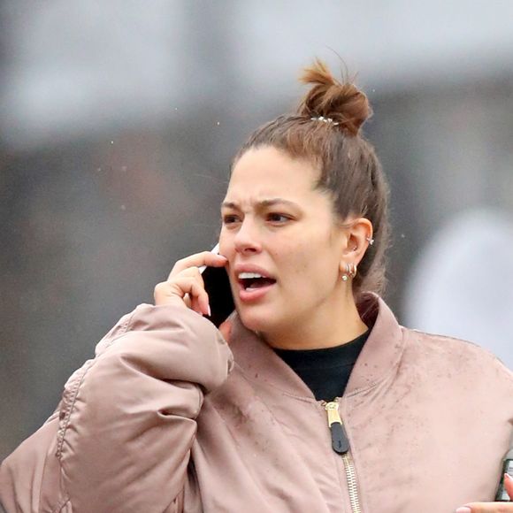 Exclusif - Ashley Graham (enceinte) et son mari Justin Ervin se promènent dans les rues de New York le 23 Novembre 2019