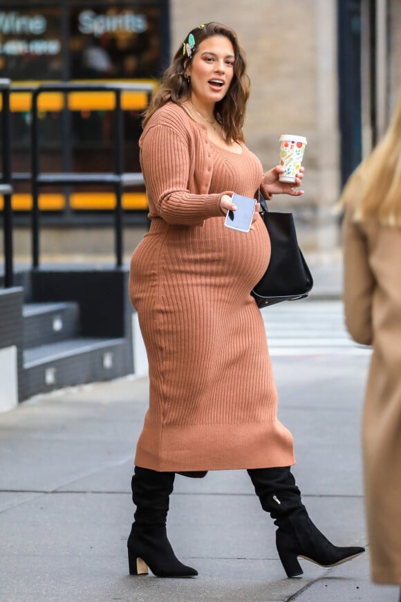 Exclusif - Ashley Graham enceinte, un café à la main, dans les rues de New York, le 18 novembre 2019.