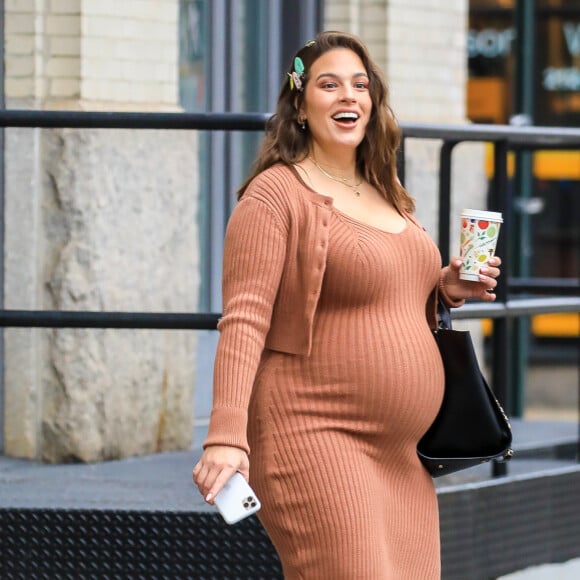 Exclusif - Ashley Graham enceinte, un café à la main, dans les rues de New York, le 18 novembre 2019.