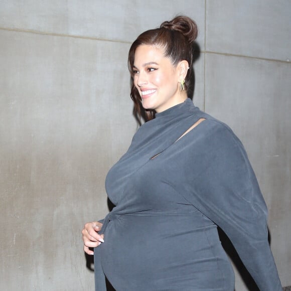 Ashley Graham, enceinte, quitte les studios de l'émission "The Today Show" à New York, le 30 octobre 2019.