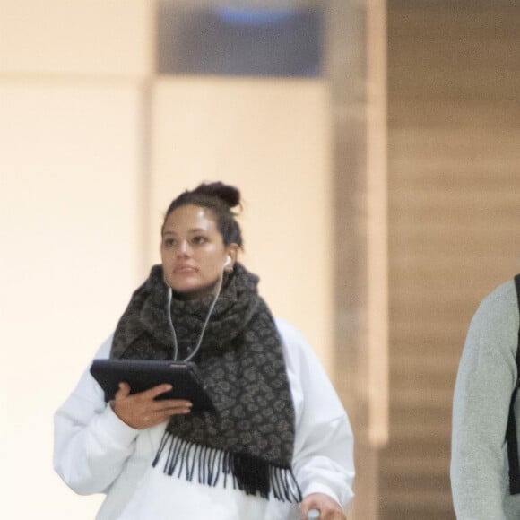 Exclusif - Ashley Graham enceinte arrive avec son mari Justin Ervin à l'aéroport de JFK à New York, le 27 octobre 2019