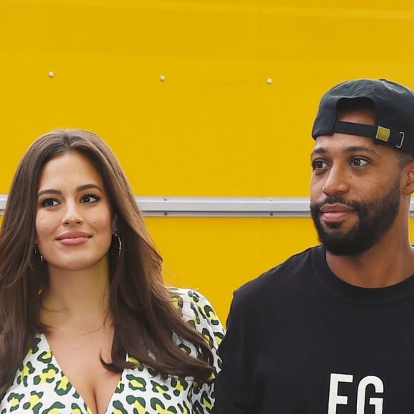 Ashley Graham (enceinte) et son mari Justin Ervin arrivent au défilé Prêt à porter Serena Williams Printemps/Eté 2020 lors de la Fashion Week de New York City, New York, Etats-Unis, le 10 septembre 2019.