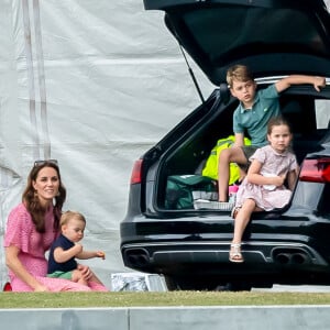 La duchesse Catherine de Cambridge avec ses enfants Louis, George et Charlotte lors d'un match de polo de bienfaisance à Wokinghan, dans le Berkshire, le 10 juillet 2019.