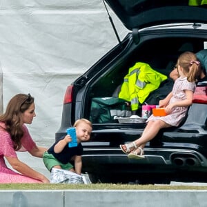 La duchesse Catherine de Cambridge avec ses enfants Louis, George et Charlotte lors d'un match de polo de bienfaisance à Wokinghan, dans le Berkshire, le 10 juillet 2019.