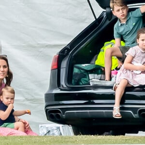 La duchesse Catherine de Cambridge avec ses enfants Louis, George et Charlotte lors d'un match de polo de bienfaisance à Wokinghan, dans le Berkshire, le 10 juillet 2019.