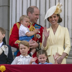 Le prince William et la duchesse Catherine de Cambridge avec leurs enfants le prince Louis, le prince George et la princesse Charlotte au balcon du palais de Buckingham lors de la parade Trooping the Colour 2019, le 8 juin 2019.