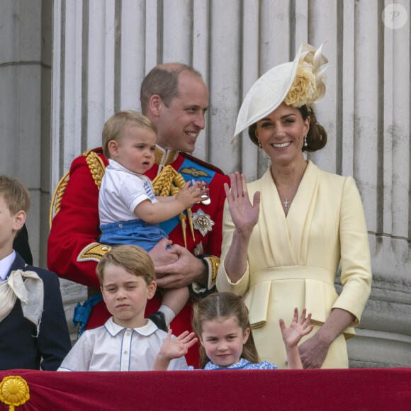 Le prince William et la duchesse Catherine de Cambridge avec leurs enfants le prince Louis, le prince George et la princesse Charlotte au balcon du palais de Buckingham lors de la parade Trooping the Colour 2019, le 8 juin 2019.