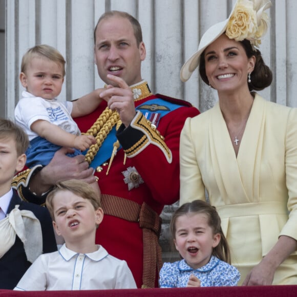 Le prince William et la duchesse Catherine de Cambridge avec leurs enfants le prince Louis, le prince George et la princesse Charlotte au balcon du palais de Buckingham lors de la parade Trooping the Colour 2019, le 8 juin 2019.