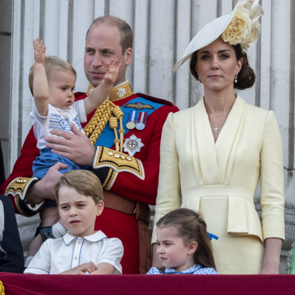 Le prince William et la duchesse Catherine de Cambridge avec leurs enfants le prince Louis, le prince George et la princesse Charlotte au balcon du palais de Buckingham lors de la parade Trooping the Colour 2019, le 8 juin 2019.