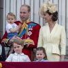 Le prince William et la duchesse Catherine de Cambridge avec leurs enfants le prince Louis, le prince George et la princesse Charlotte au balcon du palais de Buckingham lors de la parade Trooping the Colour 2019, le 8 juin 2019.
