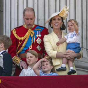 Le prince William et la duchesse Catherine de Cambridge avec leurs enfants le prince Louis, le prince George et la princesse Charlotte au balcon du palais de Buckingham lors de la parade Trooping the Colour 2019, le 8 juin 2019.