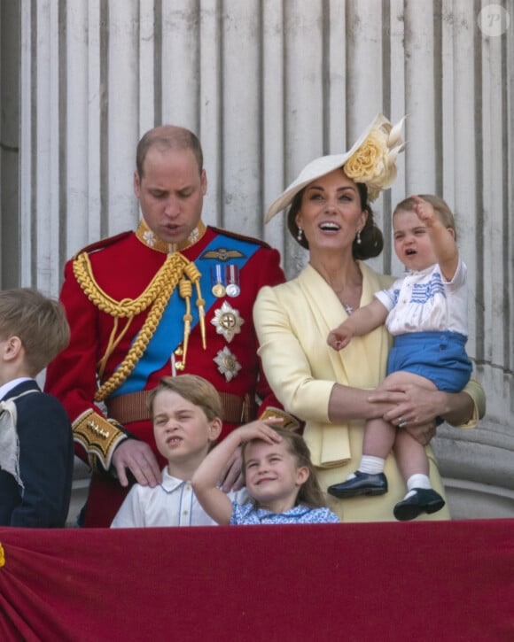 Le prince William et la duchesse Catherine de Cambridge avec leurs enfants le prince Louis, le prince George et la princesse Charlotte au balcon du palais de Buckingham lors de la parade Trooping the Colour 2019, le 8 juin 2019.