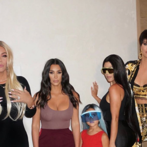 Kris Jenner (déguisée en Khloé Kardashian), Kim Kardashian (déguisée en Kourtney), sa nièce Penelope, Kourtney (déguisée en Kim) et Khloé (déguisée en Kris Jenner) pour l'épisode finale de L'incroyable famille Kardashian. Décembre 2019.
