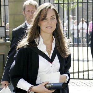 Kate Middleton lors de la remise de son diplôme universitaire à l'université St Andrews, en Ecosse, en 2005.