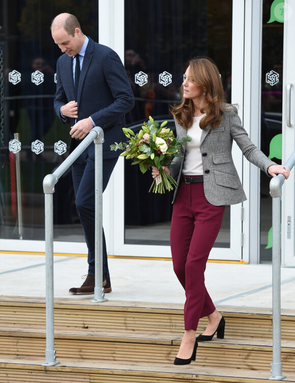 Le prince William, duc de Cambridge, et Kate Middleton, duchesse de Cambridge, quittent l'événement organisé par l'association "Shout" pour le lancement de leur nouveau système de volontariat au théâtre "Troubadour White City" à Londres, le 12 novembre 2019.