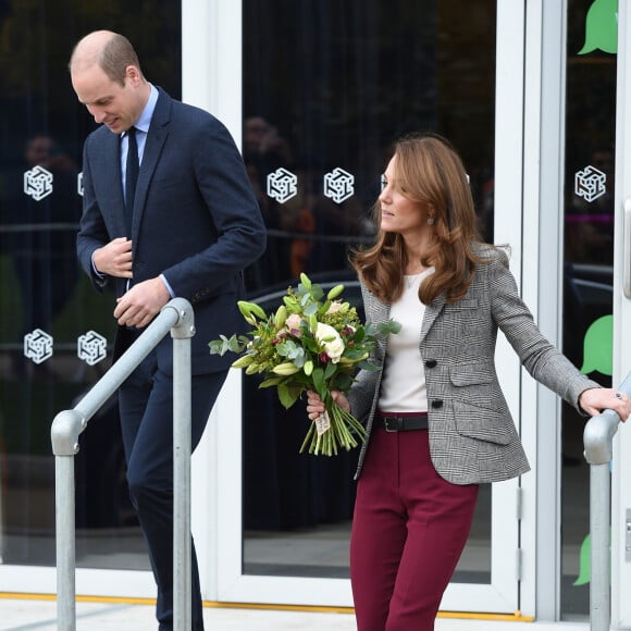 Le prince William, duc de Cambridge, et Kate Middleton, duchesse de Cambridge, quittent l'événement organisé par l'association "Shout" pour le lancement de leur nouveau système de volontariat au théâtre "Troubadour White City" à Londres, le 12 novembre 2019.