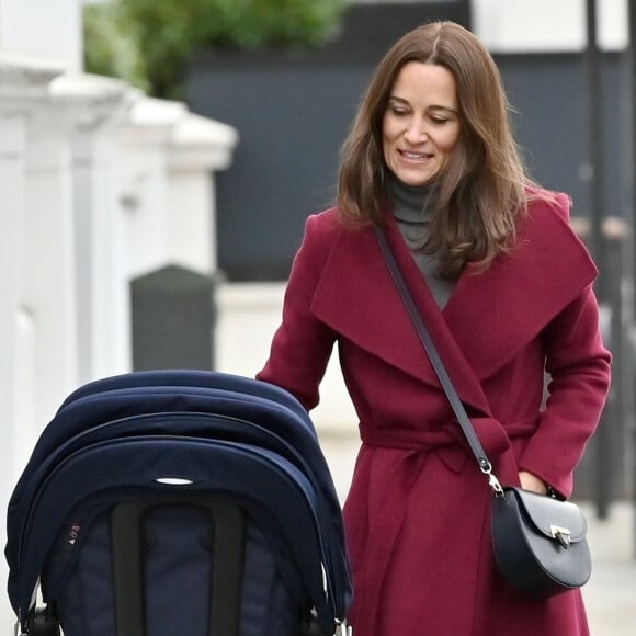 Exclusif - Pippa Middleton promène son fils Arthur en poussette dans les rues de Londres le 16 décembre 2019.