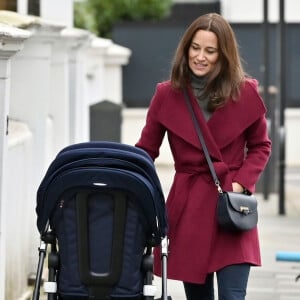 Exclusif - Pippa Middleton promène son fils Arthur en poussette dans les rues de Londres le 16 décembre 2019.