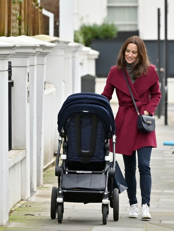 Exclusif - Pippa Middleton promène son fils Arthur en poussette dans les rues de Londres le 16 décembre 2019.