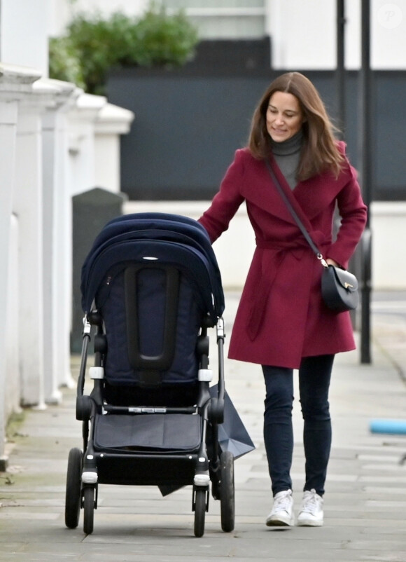 Exclusif - Pippa Middleton promène son fils Arthur en poussette dans les rues de Londres le 16 décembre 2019.