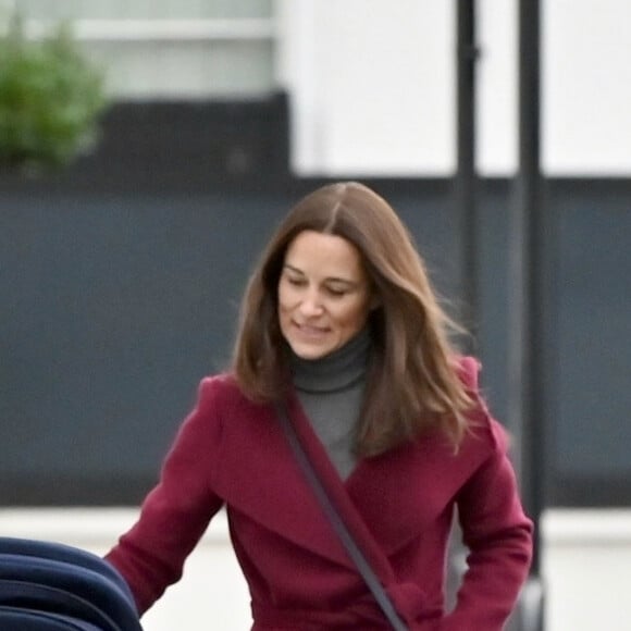 Exclusif - Pippa Middleton promène son fils Arthur en poussette dans les rues de Londres le 16 décembre 2019.