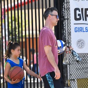 Exclusif - Sarah Michelle Gellar et son mari Freddie Prinze Jr. sont allés déposer leur fille Charlotte à son cours de basket à Santa Monica. Leur fils Rocky James était également du voyage, le 20 juillet 2019.