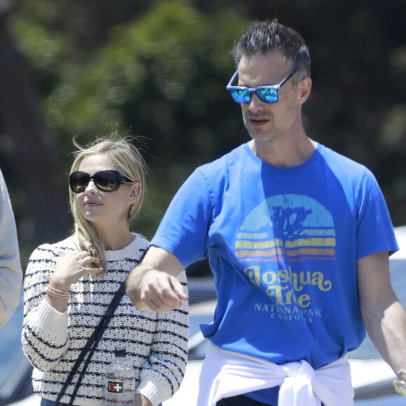 Exclusif - Sarah Michelle Gellar en balade avec son mari Freddie Prinze Jr. et ses enfants Charlotte et Rocky dans les rues de Pacific Palisades, le 25 mai 2019.
