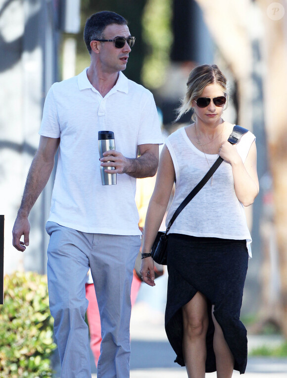 Exclusif - Sarah Michelle Gellar et son mari Freddie Prinze Jr. se promènent dans les rues de Santa Monica. Le 7 janvier 2015.