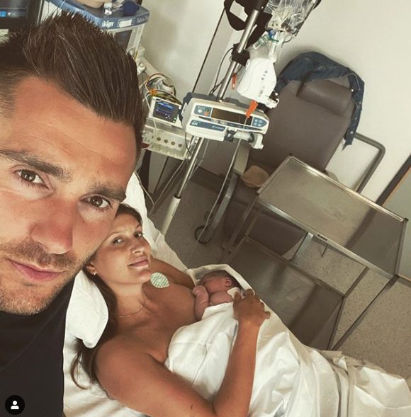 Sandro, ancien candidat de "Koh-Lanta Cambodge" en 2017, a annoncé la naissance de sa fille Rafaella, le 3 juin 2020, sur Instagram.