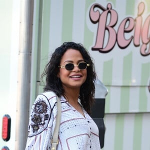 Christina Milian (enceinte) se promène dans les rues de Studio City. Le 24 novembre 2019.