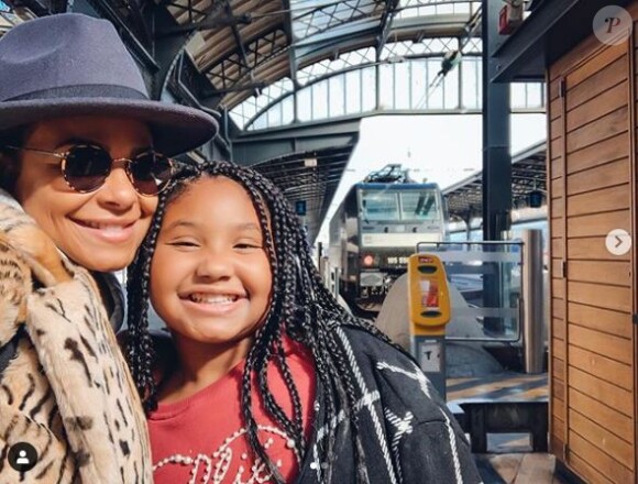 Christina Milian avec sa fille Violet à la gare de Starsbourg le 4 octobre 2019.