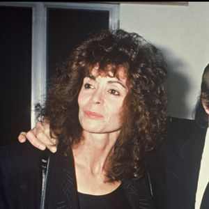 Archives - Alain Barrière et sa femme Anièce dans les coulisses de l'émission "Sacrée soirée". Le 12 janvier 1989.