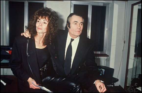 Archives - Alain Barrière et sa femme Anièce dans les coulisses de l'émission "Sacrée soirée". Le 12 janvier 1989.
