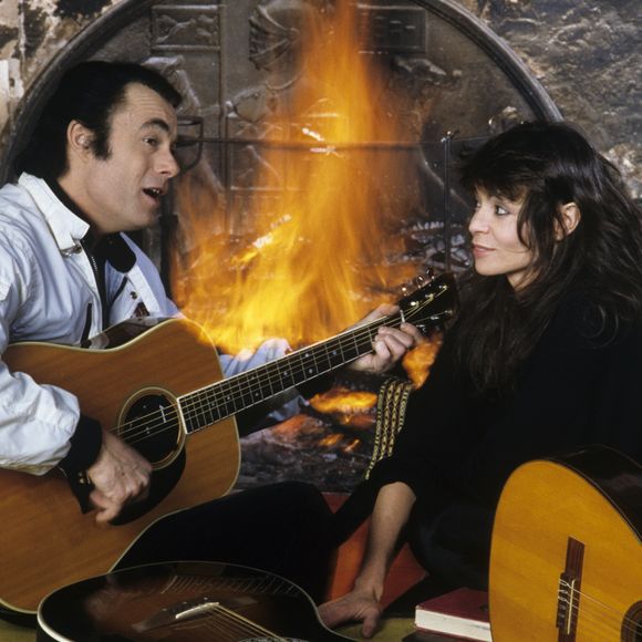 Archives - En France, chez lui, dans sa propriete près de Houdan, Alain Barrière et sa femme Anièce posant le 6 avril 1984.