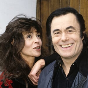 Archives - En France, chez lui, dans sa propriete près de Houdan, Alain Barrière et sa femme Anièce. Le 6 avril 1984.