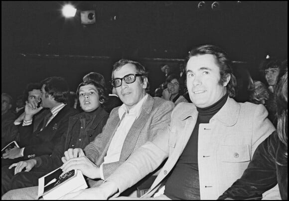 Archives - Roger Vadim et Alain Barrière à l'Olympia pour un concert de Daniel Guichard. Paris. Le 10 décembre 1975.
