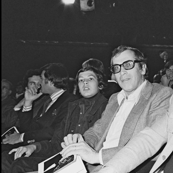 Archives - Roger Vadim et Alain Barrière à l'Olympia pour un concert de Daniel Guichard. Paris. Le 10 décembre 1975.